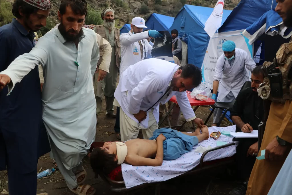 KUNAR EARTHQUAKE UPDATE – Doctor helps young boy