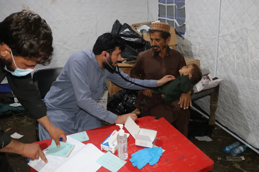 KUNAR EARTHQUAKE UPDATE – Doctor helps child